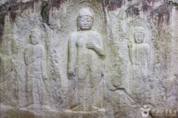 경주 율동 마애여래삼존입상