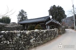 육지 속의 제주도, 한밤마을의 돌담길을 걷다