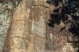 함안 방어산 마애약사여래삼존입상