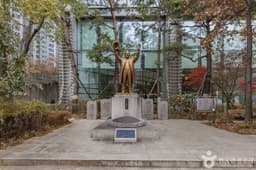 해공신익희선생동상