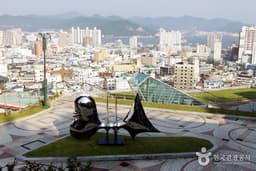 도시, 섬, 항구가 어우러진 바다의 야경