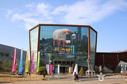 봄볕 쐬며 떠나는 미술관 나들이