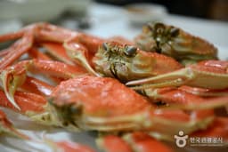 온천으로 뜨끈하게 달구고, 대게로 몸보신