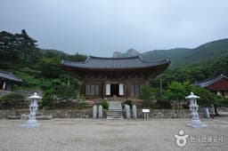 숲길 따라 만나는 고색창연한 절집 풍경, 내소사와 개암사