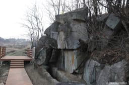 수암리 마애삼존불상